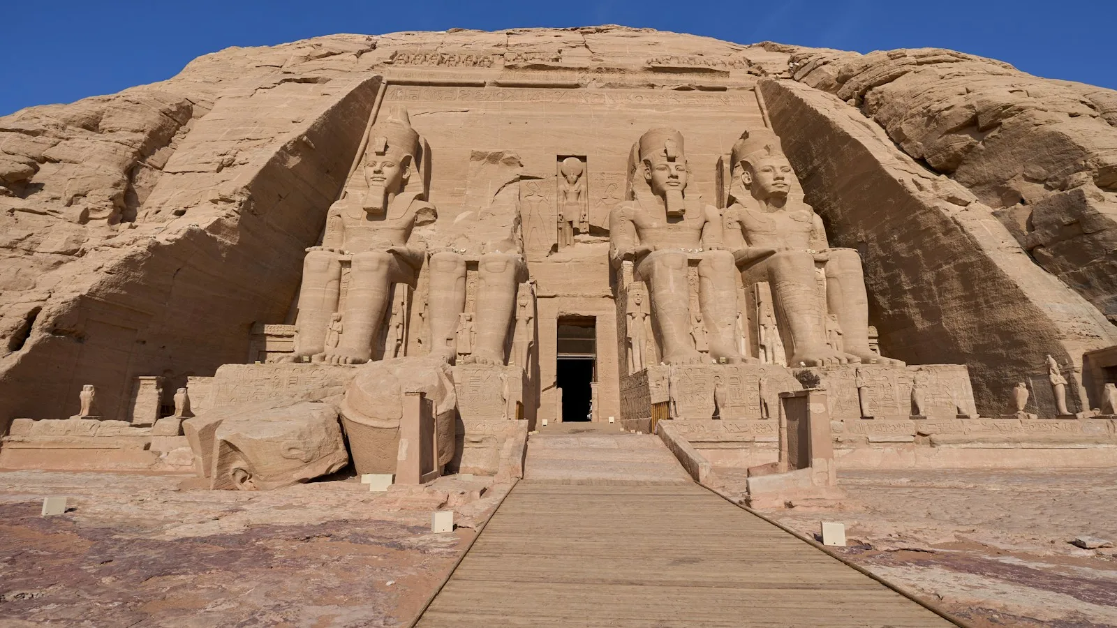 Temple d'Abou Simbel en plein soleil, en Égypte
