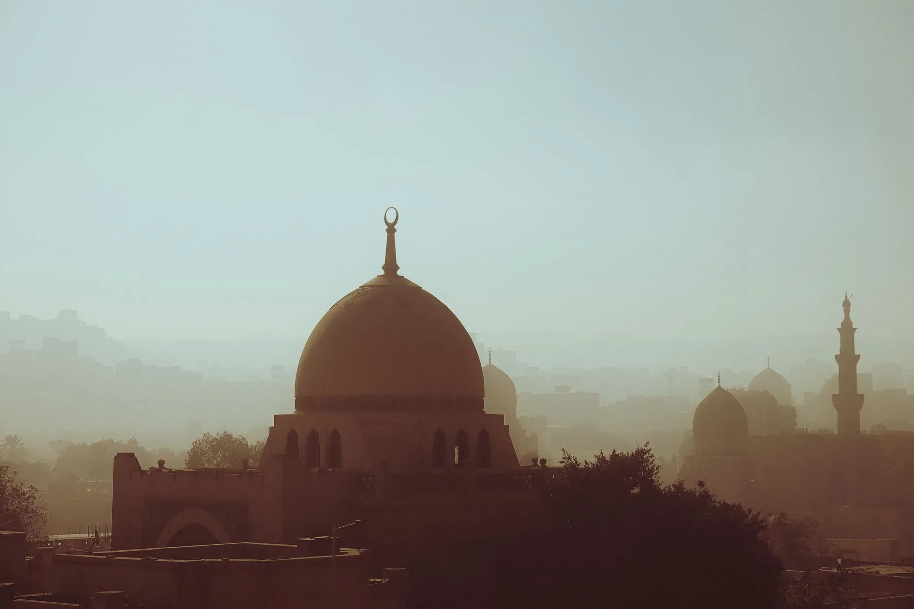 Vue sur les toits et les minarets du Caire au coucher du soleil
