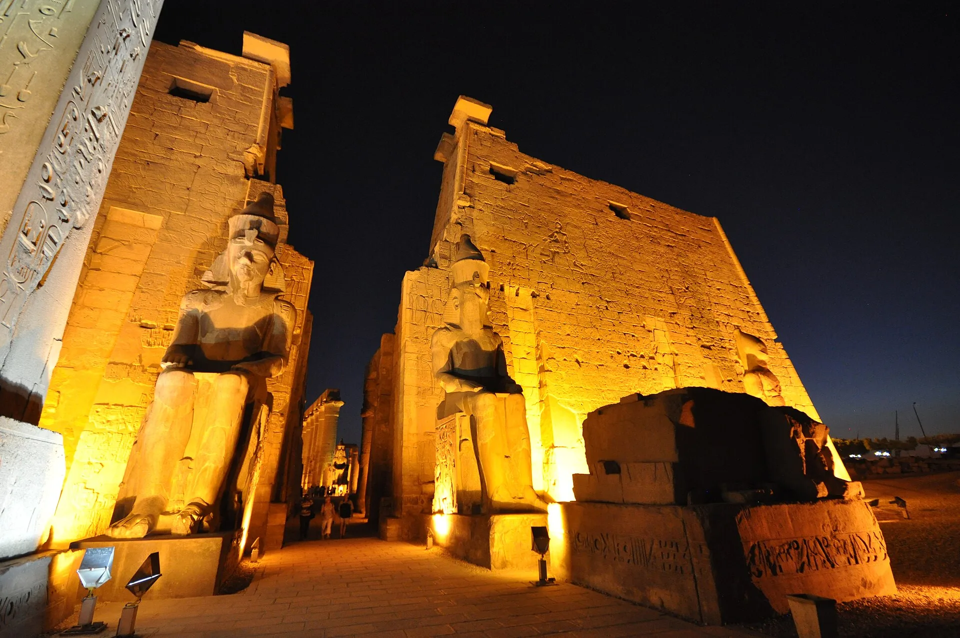 Le temple de Louxor, magique à la tombée de la nuit